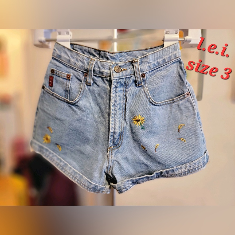 L.E.I. DAISY JEAN SHORTS (sz 3)